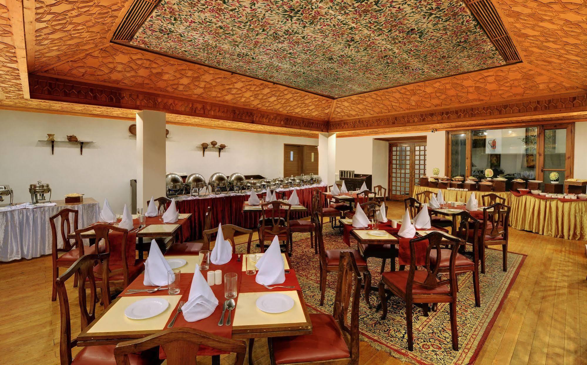 Senator Pine N Peak Hotel Pahalgam Exterior photo